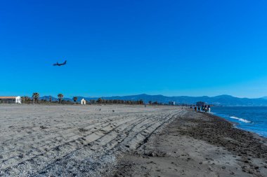 MALAGA, İspanya - 25 Mart 2023: Akdeniz üzerinde gün doğumunda iniş yapan uçak, Costa del Sol, Malaga, İspanya 25 Mart 2023