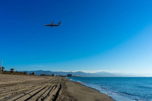 MALAGA, İspanya - 25 Mart 2023: Akdeniz üzerinde gün doğumunda iniş yapan uçak, Costa del Sol, Malaga, İspanya 25 Mart 2023