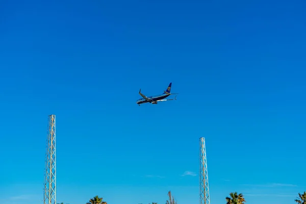 Malaga Spanyolország 2023 Március Napkeltekor Földközi Tenger Felett Leszálló Repülőgép — Stock Fotó