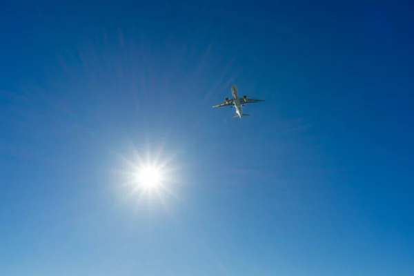 スペインのマラガ 2023年3月25日 2023年3月25日にスペインのマラガにある地中海上の日の出時の飛行機着陸 — ストック写真