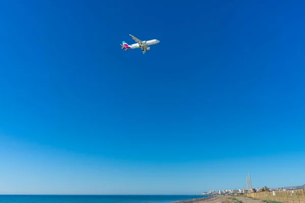 スペインのマラガ 2023年3月25日 2023年3月25日にスペインのマラガにある地中海上の日の出時の飛行機着陸 — ストック写真