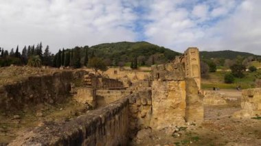 CORDOBA, İspanya - FERBUARY 12, 2023: Medina Azahara 'nın kalıntıları, Cordoba, İspanya' da 12 Şubat 2023 tarihinde güçlendirilmiş bir Arap ortaçağ sarayı şehri