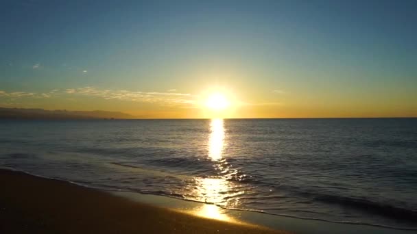地中海上の明るいオレンジ色の日の出 瞑想のための朝の空 穏やかな海の景色 スペインマラガのコスタ — ストック動画