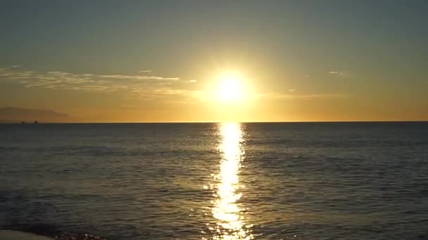 地中海上の明るいオレンジ色の日の出 瞑想のための朝の空 穏やかな海の景色 スペインマラガのコスタ — ストック動画