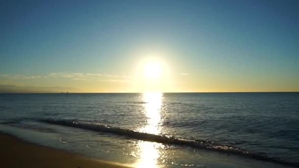 地中海上空明亮的橙色日出 晨空静坐 平静的海景 西班牙马拉加Costa Del Sol — 图库视频影像