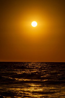 Sahilde altın gün doğumu