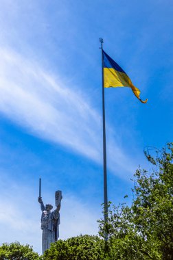 KYIV, UKRAINE - 16 Mayıs 2021 Anavatan Anıtı. Kyiv (Kiev) sembolü. İkinci Dünya Savaşı 'nda Ukrayna Ulusal Tarihi Müzesi.