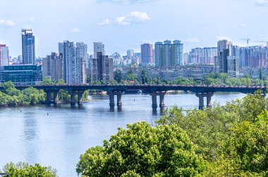 KYIV, UKRAINE - 16 Mayıs 2021: Ukrayna 'nın başkenti Kyiv' de bulunan Dnypro Nehri ve Paton Köprüsü 'nün sol yakasının panoramik görüntüsü. 