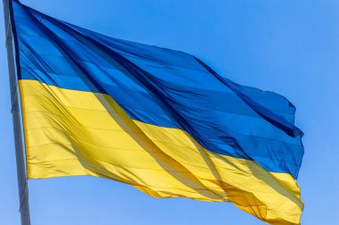 Ukrayna 'nın ulusal bayrağı mavi gökyüzünde rüzgarda dalgalanıyor