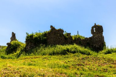 KHust, UKRAINE - 24 Haziran 2021: 24 Haziran 2021 Ukrayna 'nın başkenti Khust' ta tuzlu yolu korumak için inşa edilen Khust Kalesi kalıntıları.