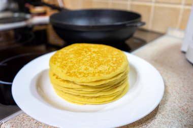 Beyaz tabakta ev yapımı krep yığını. Tüm aile için kahvaltı.