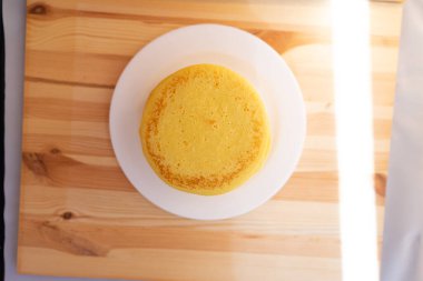 Beyaz tabakta ev yapımı krep yığını. Tüm aile için kahvaltı.