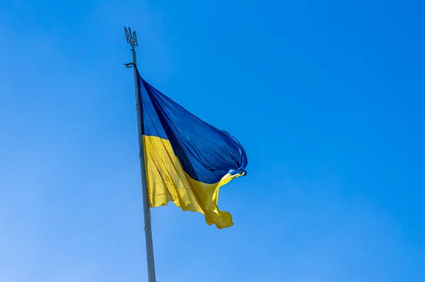 Ukrayna 'nın ulusal bayrağı mavi gökyüzünde rüzgarda dalgalanıyor