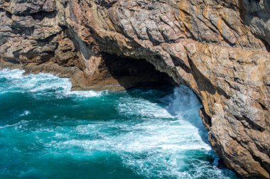 Atlantik Okyanusu 'nda sörf, Lagos, Portekiz' in dışında Algarve Sahili.