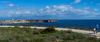 Atlantik Okyanusu 'nda sörf, Lagos, Portekiz' in dışında Algarve Sahili.