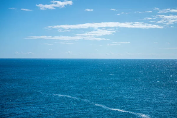 Серфинг Атлантическом Океане Побережье Алгарве Недалеко Лагуша Португалия — стоковое фото