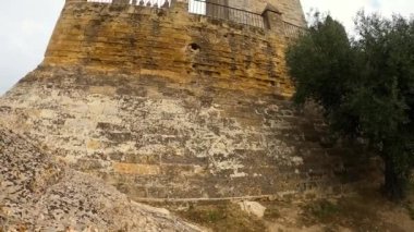 ALMODOVAR DEL RIO, SPAIN - FERBUARY 12, 2023: Almodovar kalesi (Castillo de Almodvar del Ro), 12 Şubat 2023 tarihinde İspanya 'nın Almodovar del Rio kentinde Müslümanların kalesi.