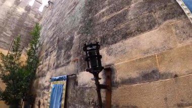 ALMODOVAR DEL RIO, SPAIN - FERBUARY 12, 2023: Almodovar kalesi (Castillo de Almodvar del Ro), 12 Şubat 2023 tarihinde İspanya 'nın Almodovar del Rio kentinde Müslümanların kalesi.