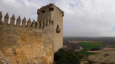 ALMODOVAR DEL RIO, SPAIN - FERBUARY 12, 2023: Almodovar kalesi (Castillo de Almodvar del Ro), 12 Şubat 2023 tarihinde İspanya 'nın Almodovar del Rio kentinde Müslümanların kalesi.