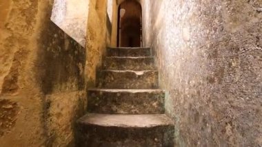 ALMODOVAR DEL RIO, SPAIN - FERBUARY 12, 2023: Almodovar kalesi (Castillo de Almodvar del Ro), 12 Şubat 2023 tarihinde İspanya 'nın Almodovar del Rio kentinde Müslümanların kalesi.
