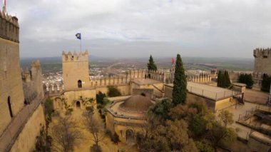 ALMODOVAR DEL RIO, SPAIN - FERBUARY 12, 2023: Almodovar kalesi (Castillo de Almodvar del Ro), 12 Şubat 2023 tarihinde İspanya 'nın Almodovar del Rio kentinde Müslümanların kalesi.