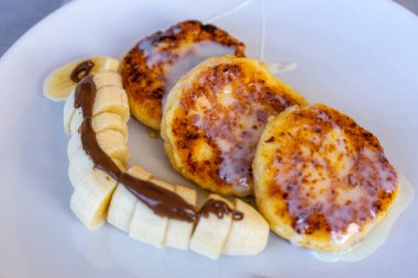 Muz ve çikolatalı geleneksel Ukrayna peynirli kekleri 