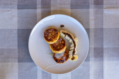 Muz ve çikolatalı geleneksel Ukrayna peynirli kekleri 