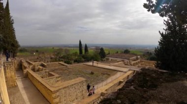 CORDOBA, İspanya - FERBUARY 12, 2023: Medina Azahara 'nın kalıntıları, Cordoba, İspanya' da 12 Şubat 2023 tarihinde güçlendirilmiş bir Arap ortaçağ sarayı şehri