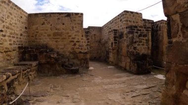 CORDOBA, İspanya - FERBUARY 12, 2023: Medina Azahara 'nın kalıntıları, Cordoba, İspanya' da 12 Şubat 2023 tarihinde güçlendirilmiş bir Arap ortaçağ sarayı şehri