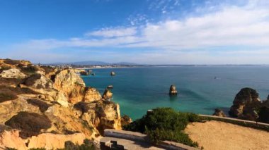 Kayalık uçurum kıyıları ve dalgaların üzerine çöktüğü cennet manzarası. Lagos 'taki Camillo plajı. Portekiz 'in güneyindeki Algarve bölgesinin Batı Atlantik kıyıları.