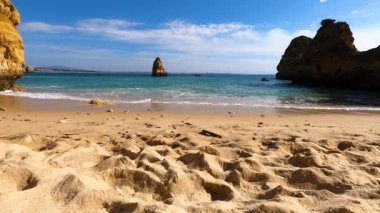 Kayalık uçurum kıyıları ve dalgaların üzerine çöktüğü cennet manzarası. Lagos 'taki Camillo plajı. Portekiz 'in güneyindeki Algarve bölgesinin Batı Atlantik kıyıları.
