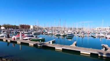 LAGOS, PORTUGAL - 28 Şubat 2023: Lagos, Portekiz 'deki gemi ve tekneler 28 Şubat 2023