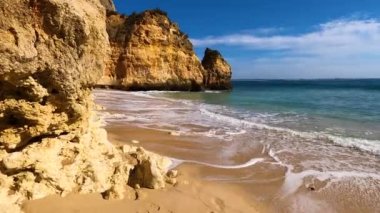 Kayalık uçurum kıyıları ve dalgaların üzerine çöktüğü cennet manzarası. Lagos 'taki Camillo plajı. Portekiz 'in güneyindeki Algarve bölgesinin Batı Atlantik kıyıları.