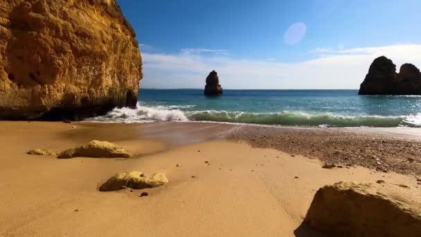 岩場の崖の海岸と波がクラッシュした牧歌的な自然景観の眺め ラゴスのカミロビーチ ポルトガルの南 アルガルヴェ地方の西大西洋岸 — ストック動画