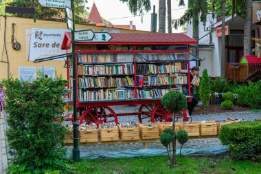 SOVATA, ROMANIA - 24 AĞUSTOS 2022: Romanya 'da 24 Ağustos 2022' de tatil beldesinde kitap büfesi