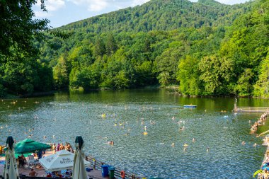 SOVATA, ROMANIA - 24 AĞUSTOS 2022: Balneoclimateric ve çamur tedavileriyle bilinir. Brüksel, Romanya 24 Ağustos 2022