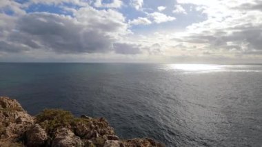 TORREMOLINOS, SPAIN - 26 Nisan 2023: İspanya 'nın Torremolinos kentindeki Parque de la Bateria' dan Akdeniz manzarası