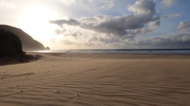 Kayalık uçurum kıyıları ve dalgaların üzerine çöktüğü cennet manzarası. Sörfçü Praia do Castelejo 'daki kayalar Sagres yakınlarında. Portekiz 'in güneyindeki Algarve bölgesinin Batı Atlantik kıyıları.