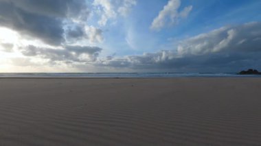 Kayalık uçurum kıyıları ve dalgaların üzerine çöktüğü cennet manzarası. Sörfçü Praia do Castelejo 'daki kayalar Sagres yakınlarında. Portekiz 'in güneyindeki Algarve bölgesinin Batı Atlantik kıyıları.
