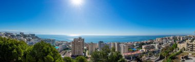 TORREMOLINOS, SPAIN - 26 Nisan 2023: İspanya 'nın Torremolinos kentindeki Parque de la Bateria' dan Akdeniz manzarası