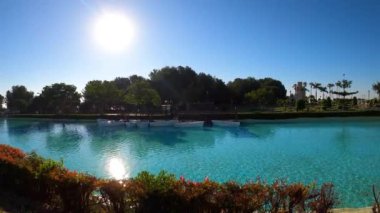 TORREMOLINOS, İspanya - 26 Nisan 2023: Torremolinos, İspanya 'daki Parque de la Bateria' da Yürüyüş