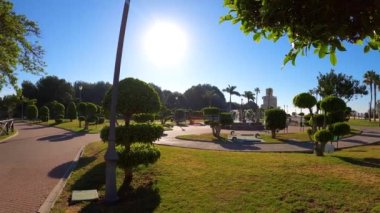 TORREMOLINOS, İspanya - 26 Nisan 2023: Torremolinos, İspanya 'daki Parque de la Bateria' da Yürüyüş