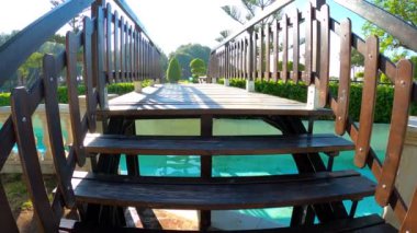 TORREMOLINOS, İspanya - 26 Nisan 2023: Torremolinos, İspanya 'daki Parque de la Bateria' da Yürüyüş