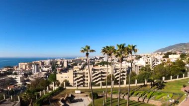 TORREMOLINOS, SPAIN - 26 Nisan 2023: İspanya 'nın Torremolinos kentindeki Parque de la Bateria' dan Akdeniz manzarası