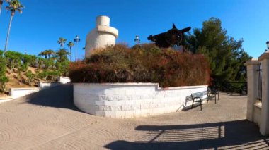 TORREMOLINOS, İspanya - 26 Nisan 2023: Torremolinos, İspanya 'daki Parque de la Bateria' da Yürüyüş