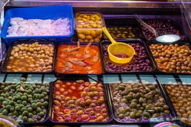 ALMERIA, İspanya - 19 Mart 2023 'te İspanya' nın Almerya kentindeki merkez pazarda bakkaliye