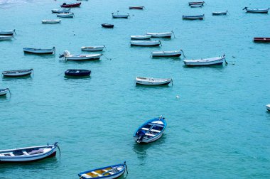 CADIZ, İspanya - 30 Nisan 2023: Cadiz, İspanya 'da La Caleta sahilinde tekneler