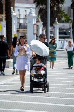 CADIZ, İspanya - 30 Nisan 2023: 30 Nisan 2023 tarihinde İspanya 'nın Cadiz kentinde okyanus gezintisi