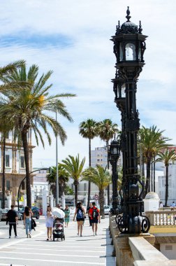 CADIZ, İspanya - 30 Nisan 2023 tarihinde İspanya 'nın Cadiz kentinde bulunan bir plajdır.