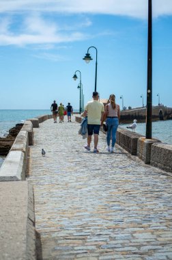 CADIZ, İspanya - 30 Nisan 2023: 30 Nisan 2023 tarihinde İspanya 'nın Cadiz kentindeki Saint Sebastian Kalesi' ne giden yol